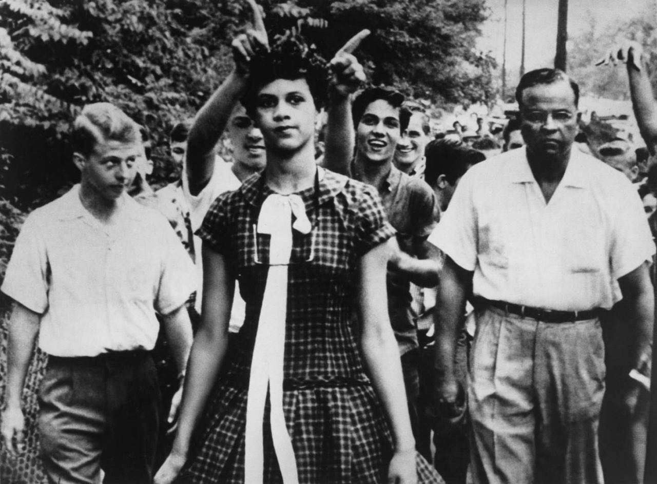 اولین دختر سیاه پوستی آمریکایی که وارد دبیرستان شد.
این عکس او را در حالی که همکلاسی‌های سفید پوستش  او را مسخره می‌کنند نشان می‌دهد؛ آمريكا-1960